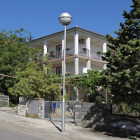 Πανσιόν Triple 2379d Selce