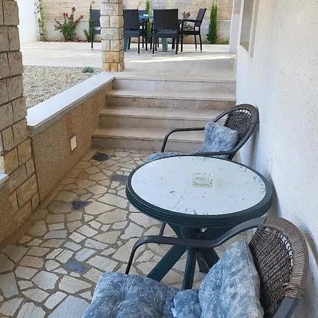 Triple 2379d 招待所 3*